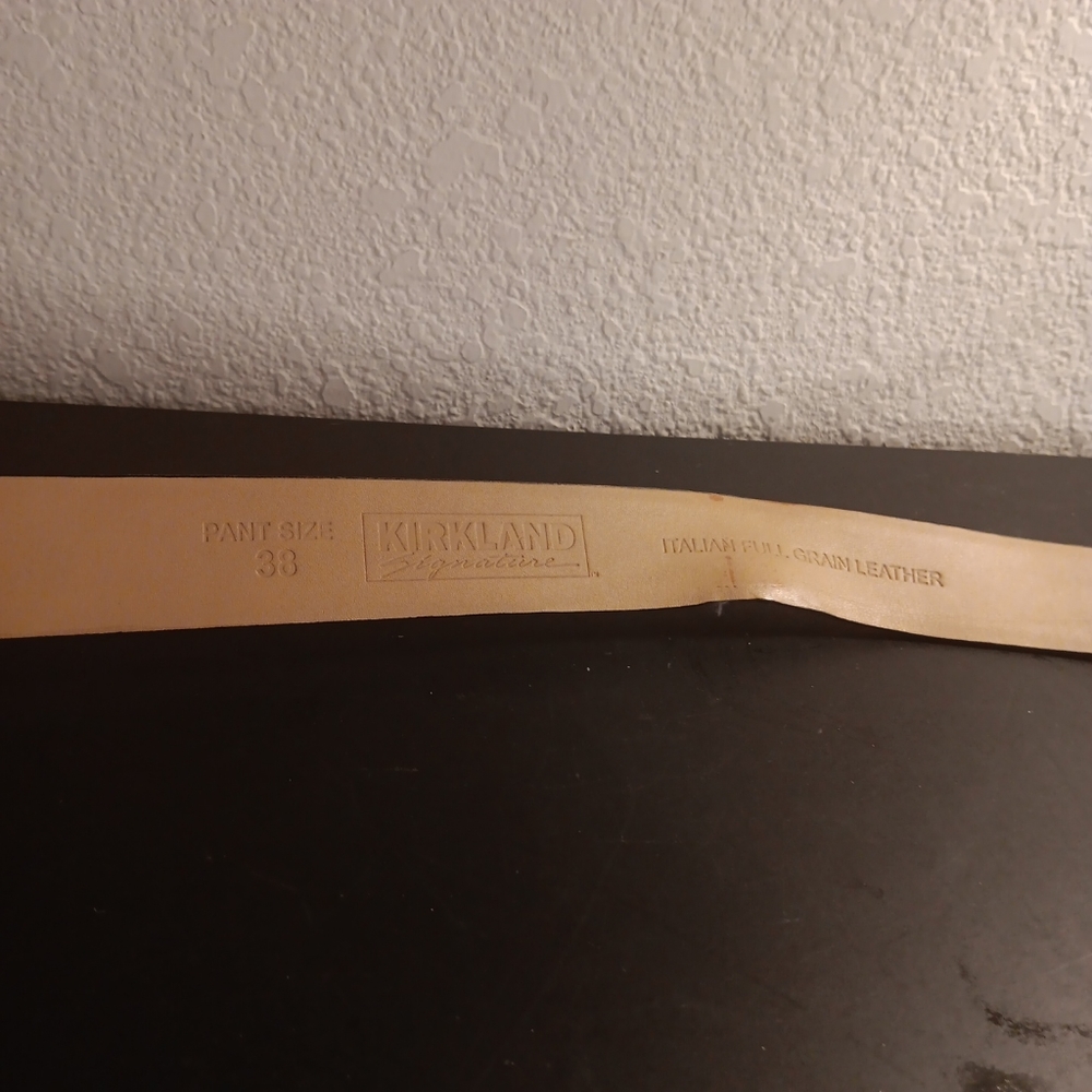 GORGEOUS Kirklands 38" Genuine Black Leather Men Belt in Excellent Condition.